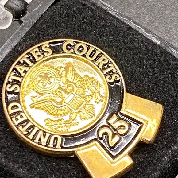 United States Court 25 Year Service Lapel Pin NIB - Picture 2 of 4